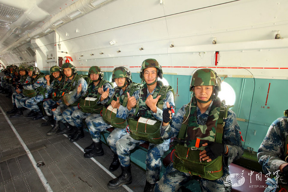 解放军又在上演空降作战大片了