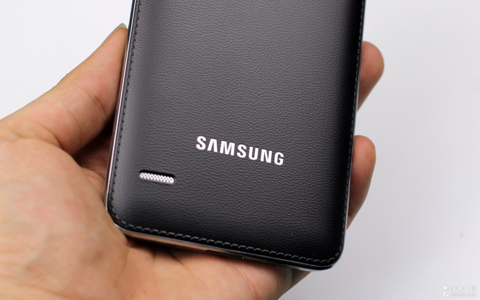 　　与之前上市的GALAXY S4、GALAXY Note3等机型一样，GALAXY Round也采用了类似木质风格的紧凑型包装。除了型号之外，机身背部左下方还有另外一个内部代号：SM-G910S。
