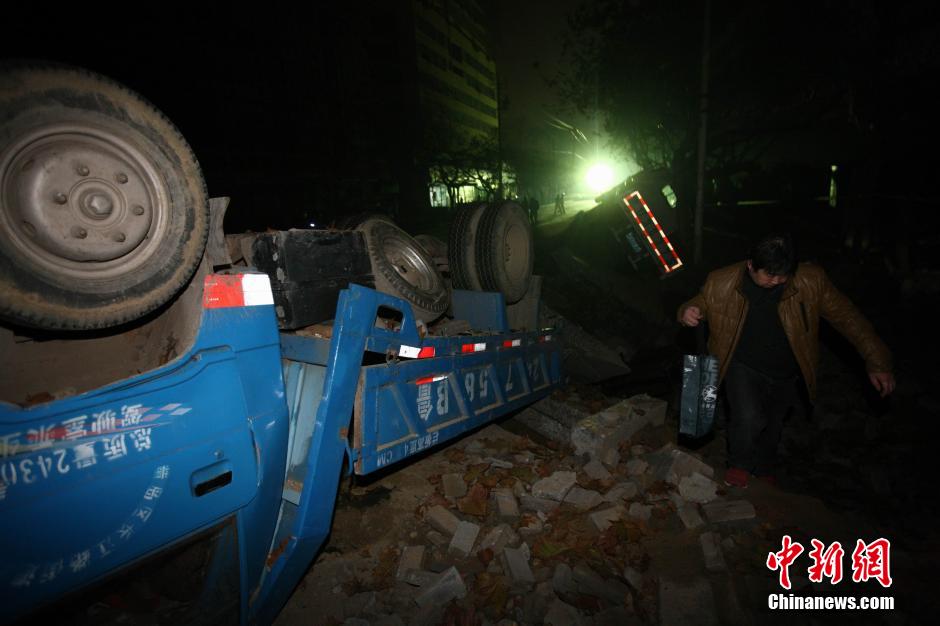 图为当日晚拍摄的青岛中石化输油管线泄露起火事故现场.