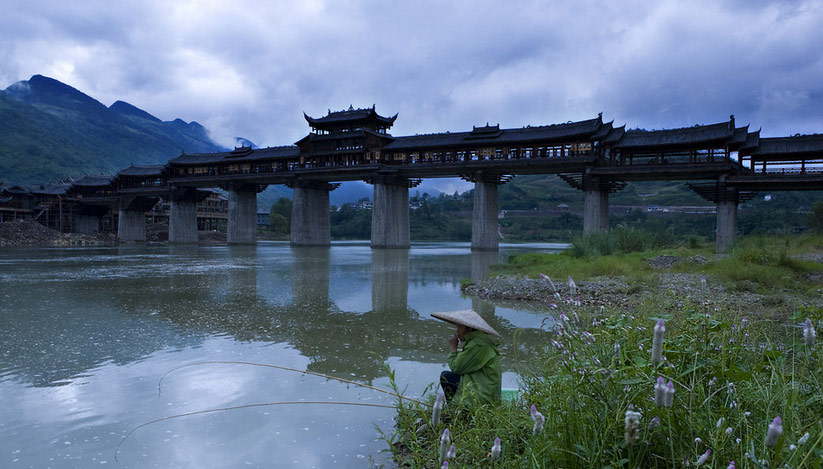 重庆风雨廊桥失火被烧毁 有亚洲第一桥之称