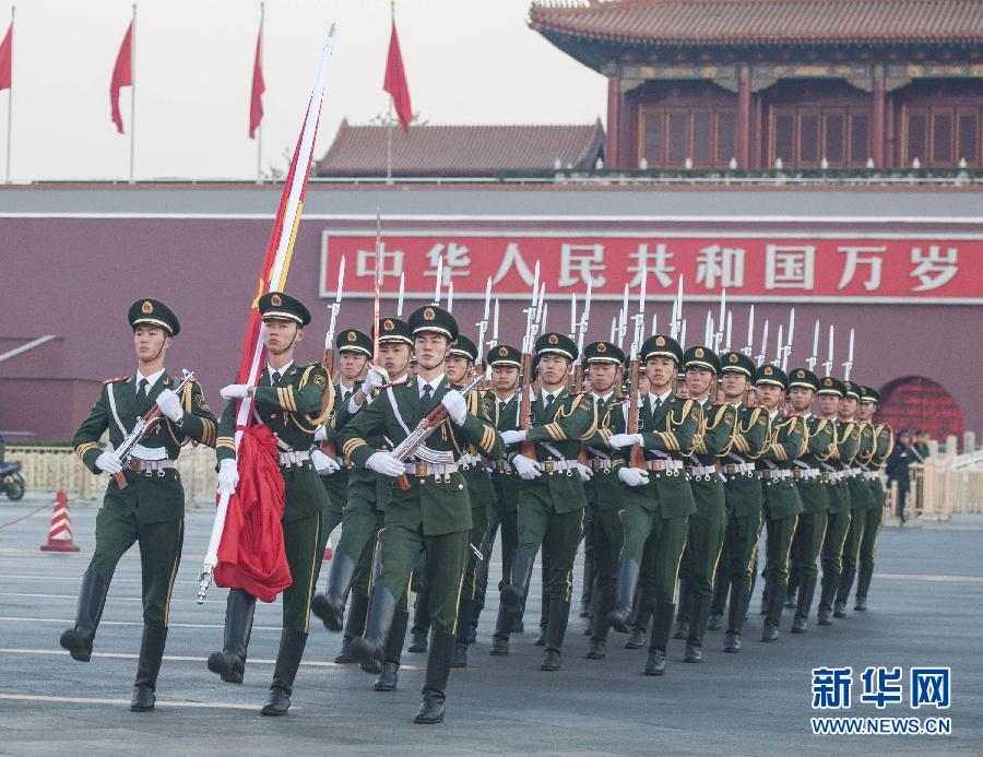 随国旗飞扬的青春军旅护旗手吴芳舜(左一)和队友护卫国旗走过天安门