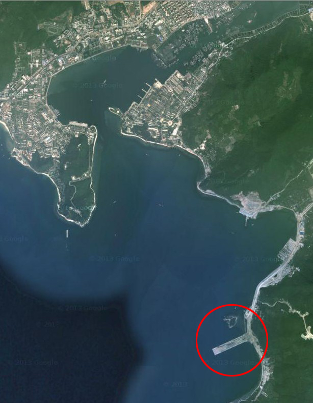 外媒之前曝光的疑似中国三亚航母基地位于三亚亚龙湾附近的锦母角