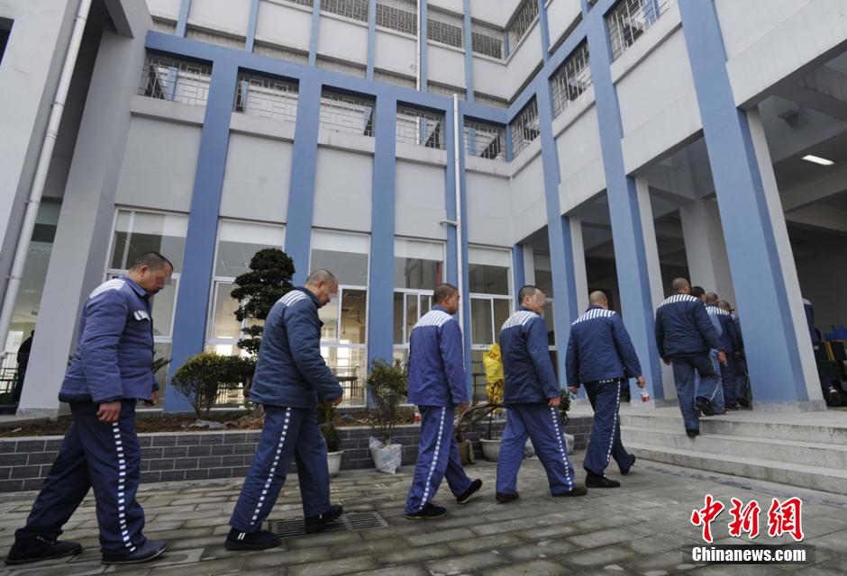 四川川南监狱整体搬迁 150名武警全程押解