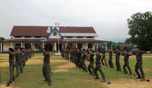 老挝特种兵也喜欢浑身涂泥巴