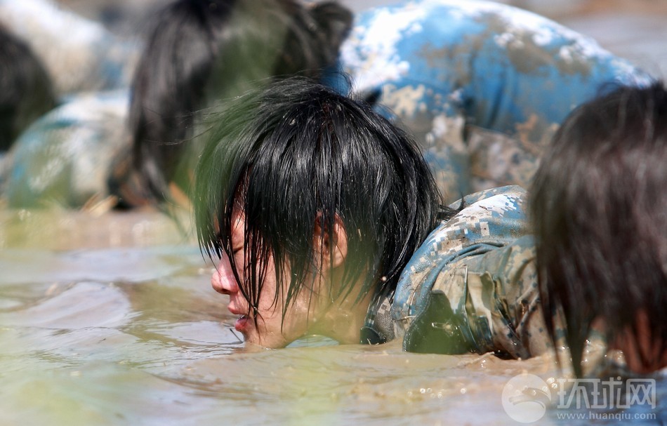 34 90后特战女兵残酷训练震人心魄