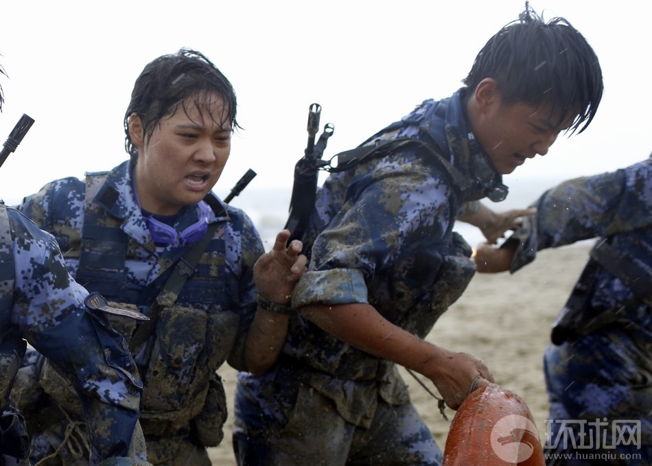 34 90后特战女兵残酷训练震人心魄