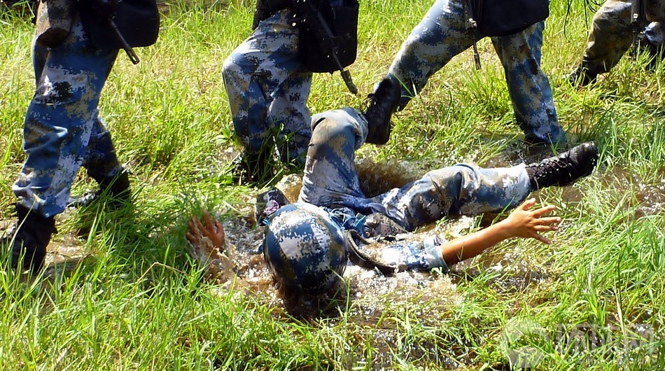 90后特战女兵残酷训练震人心魄