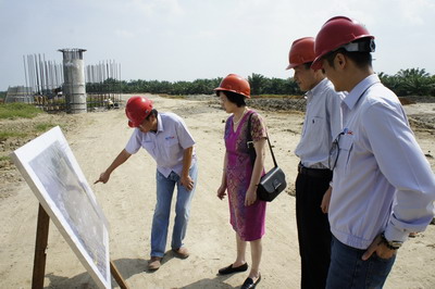 驻棉兰总领事杨玲珠前往建设工地慰问中港公司员工