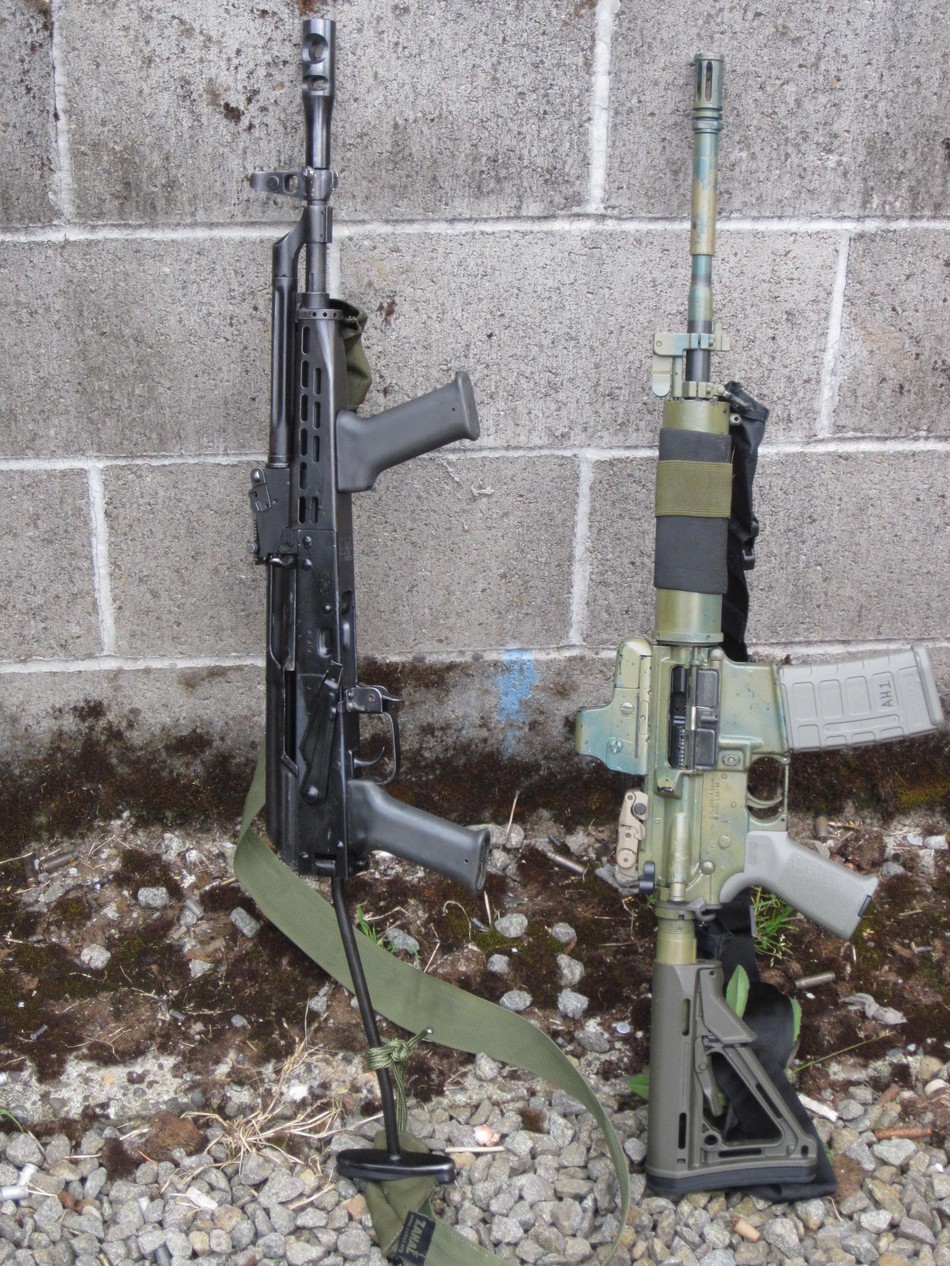 amd-65自动步枪(左)