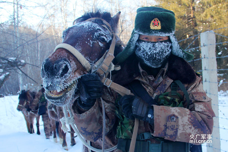 我军边防兵太辛苦啃着雪吃泡面