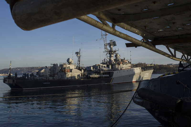 乌克兰海军士兵持枪守卫战舰