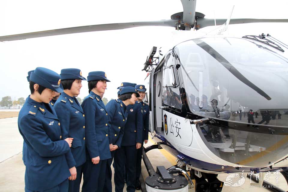 解放军空军女兵到特警队学打枪