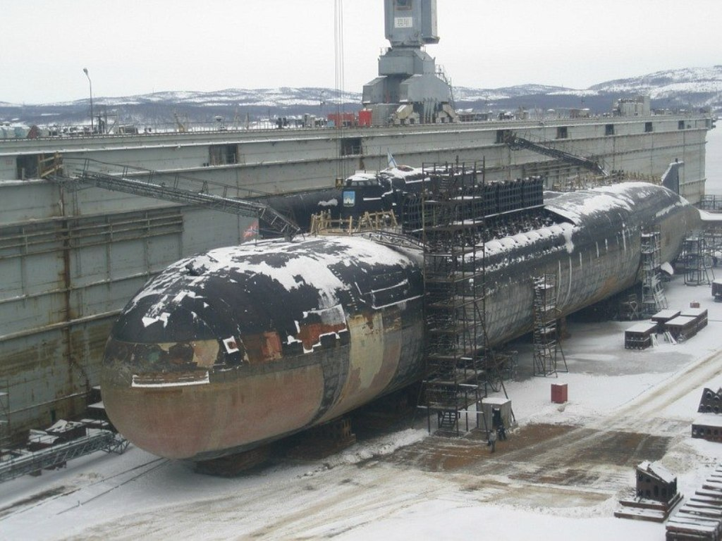 俄一艘奥斯卡级核潜艇起火冒烟