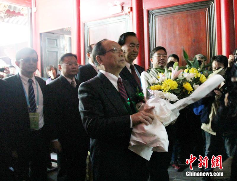 蒋介石之孙国民党副主席蒋孝严回奉化老家祭祖