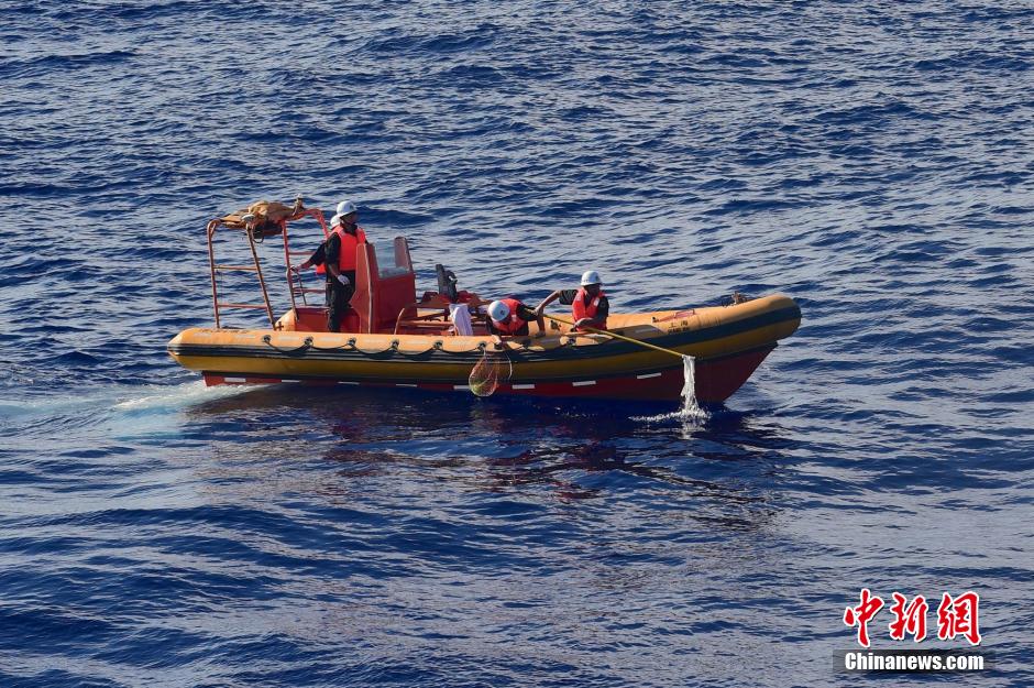 海巡01船在搜救海域打捞漂浮物