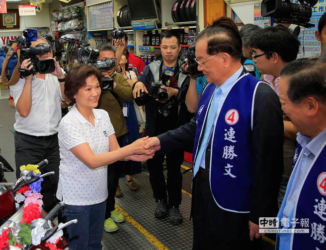 国民党台北市长初选选情紧绷 连战现身为儿打气