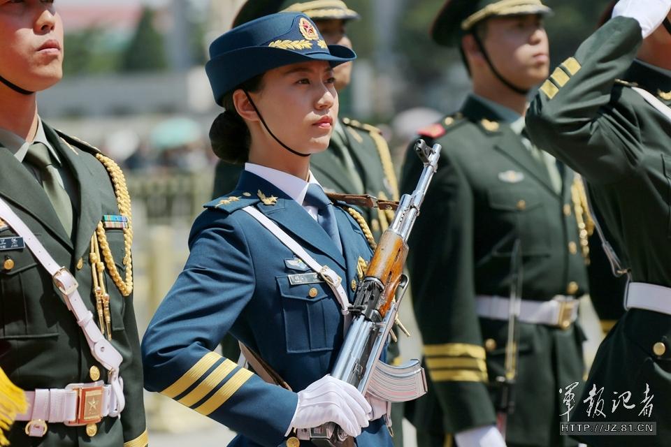 中国人民解放军三军仪仗队首现女仪仗兵身影