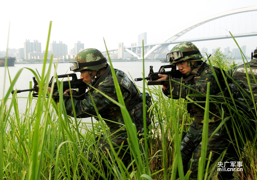 驻上海武警装备先进威风凛凛