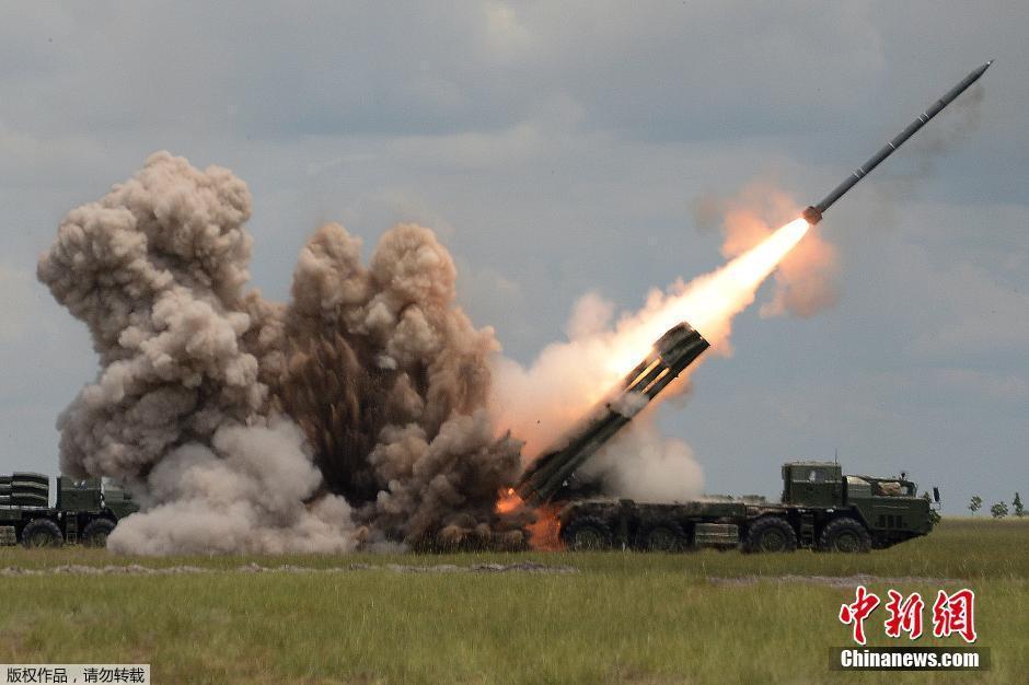 图中出现了俄制bm-30,bm-21两款火箭炮和2s19自行榴弹炮三款新型炮兵