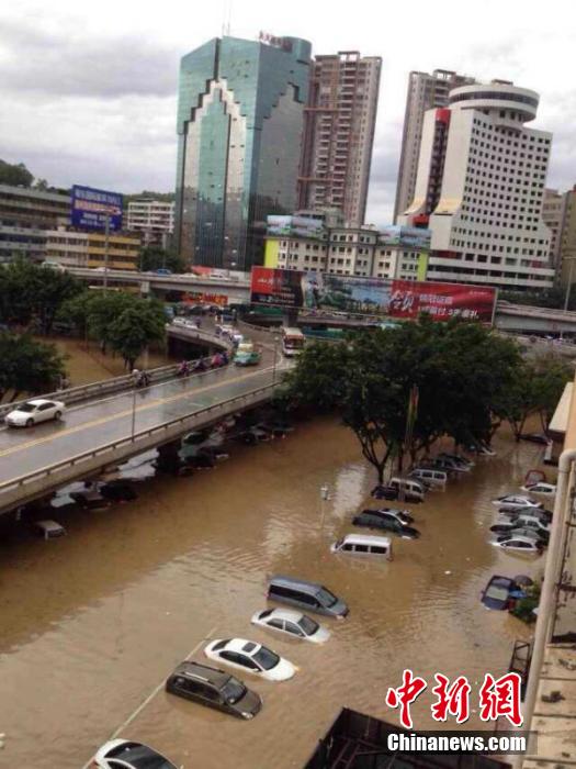 广东惠州暴雨袭城 多条街道被淹