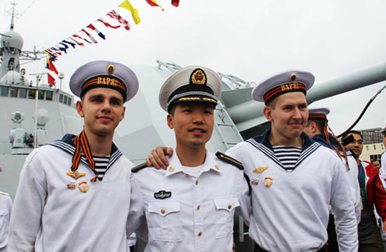 俄军水兵登上解放军052c神盾舰