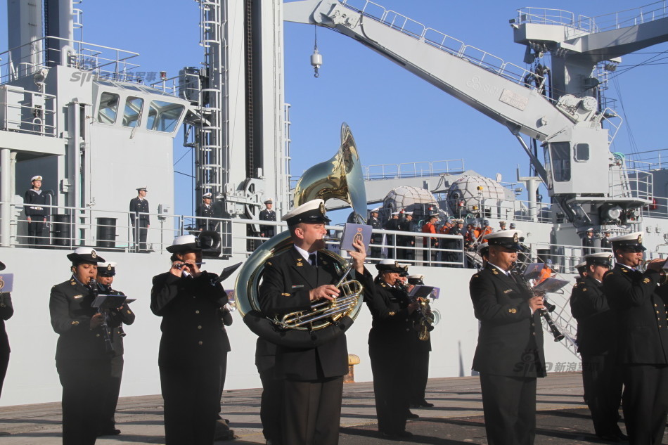 6月17日,南非海军军乐队在欢迎仪式上演奏乐曲.新华社记者 高原摄