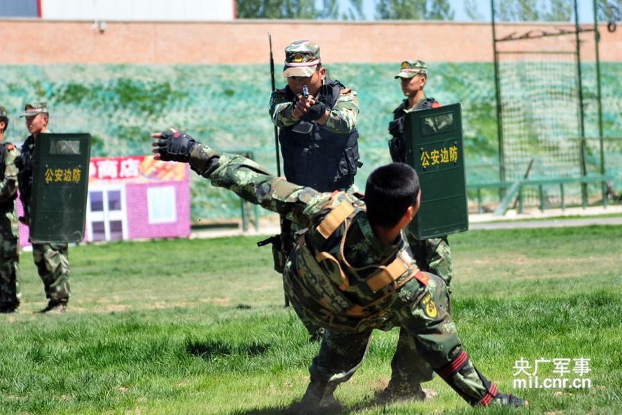 新疆公安边防总队训练基地特战队员利用手中武器制服企图袭击他们的"