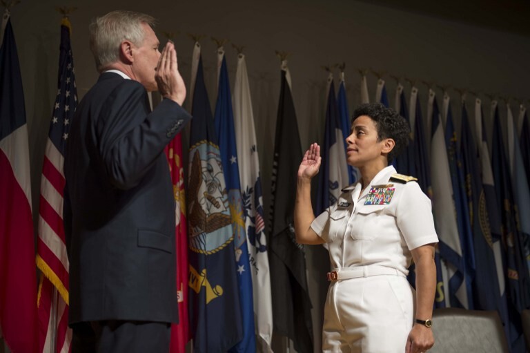 霍华德成为美国海军首位女性四星上将.