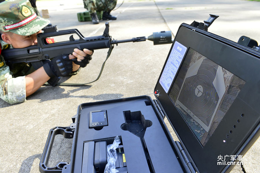 7月5日,一名狙击手使用新式大倍率瞄准器进行狙击射击.