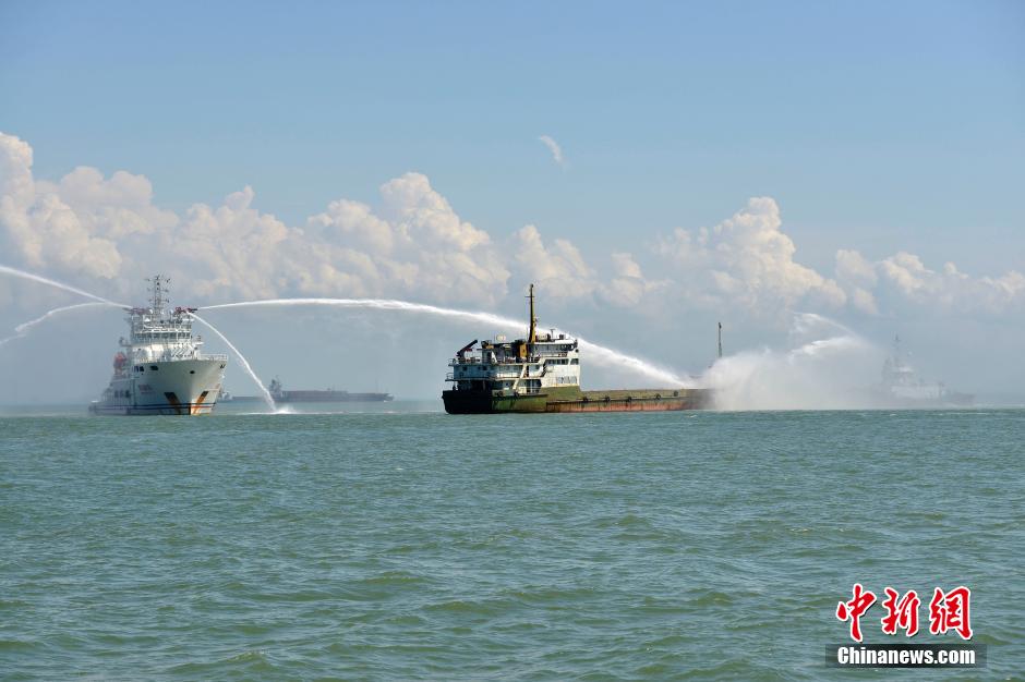 琼州海峡应急演习水炮长龙飞舞