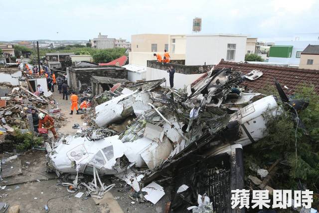 复兴航空澎湖空难现场满目疮痍机身散落民宅