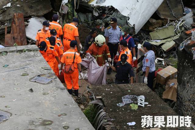 复兴航空澎湖空难现场满目疮痍机身散落民宅