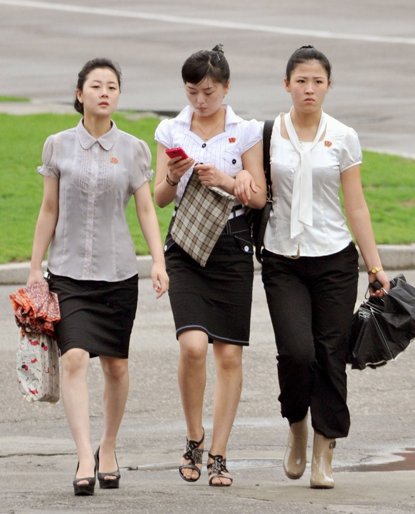 日媒称朝鲜萌现时尚意识 美甲阳伞走进女性生活