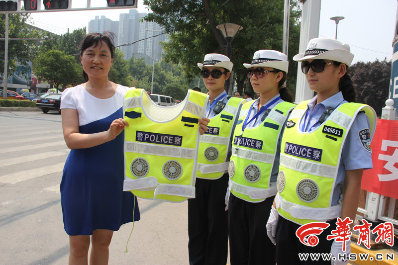 美女交警配备降温服执勤站岗