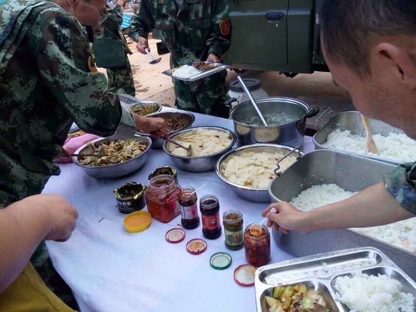 救灾部队后勤保障完备能吃热饭