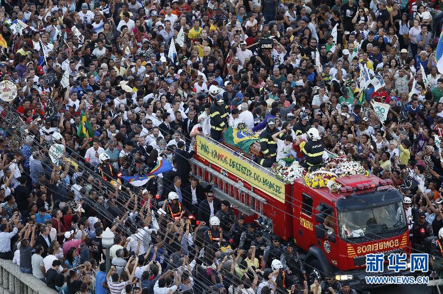 8月17日,在巴西伯南布哥州首府累西腓,人们为因飞机失事而遇难的巴西