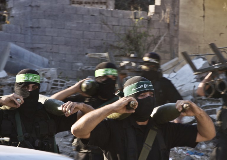 巴勒斯坦人亲吻哈马斯游行战士 以色列与哈马斯均吹嘘