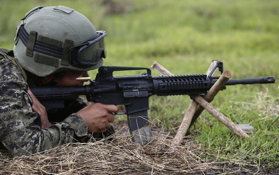 菲为士兵换装5万多支美国m4