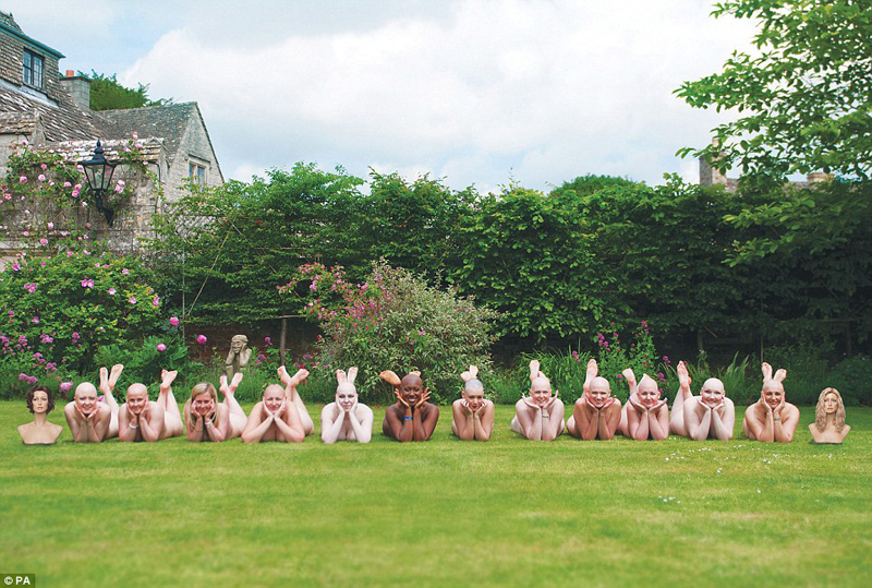 英国12名光头美女拍裸体慈善日历筹善款（图）