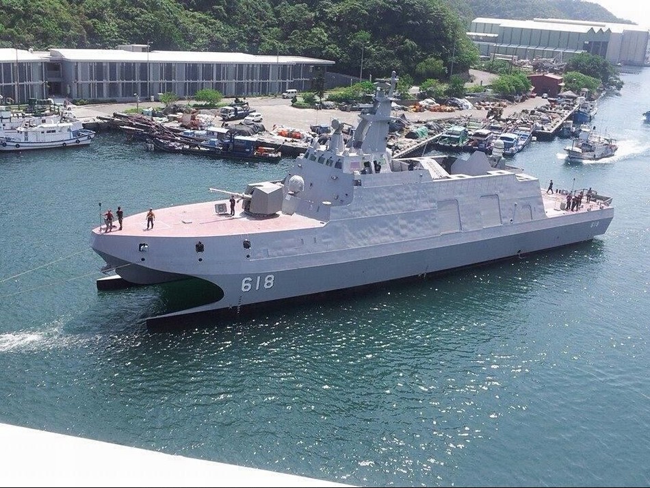 台湾自研双体隐身舰出海测试