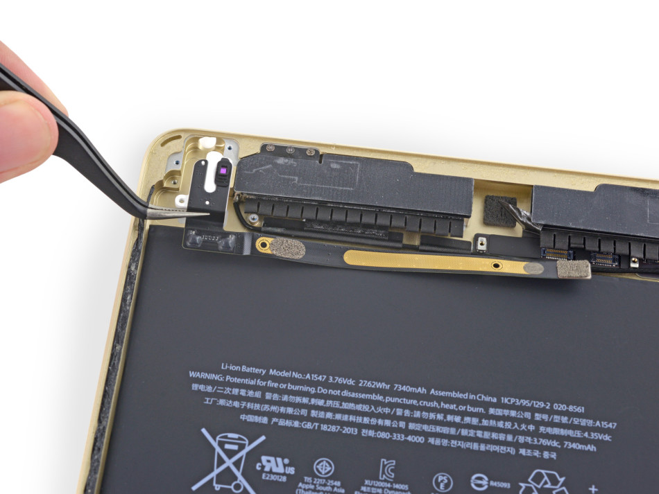 苹果ipad air 2拆解:电池变小 机身更紧凑