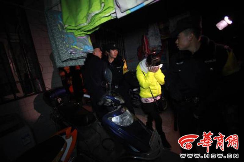 西安警方夜查城中村抓获17名站街女
