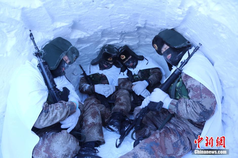 黑龙江边防战士野外冬训挖雪洞宿营