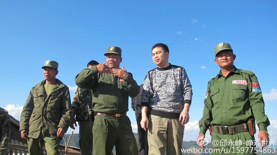 中国记者深入佤邦战区前线