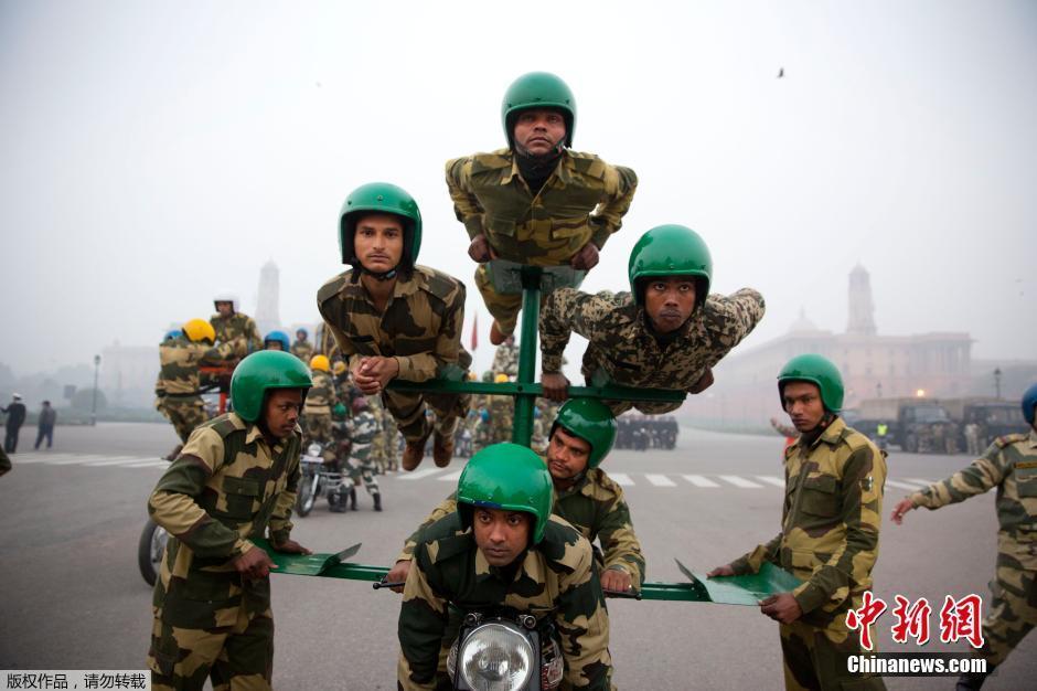 印度边防部队士兵正在为即将到来的"共和国日"大阅兵彩排.