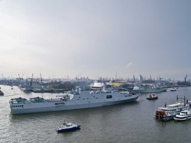 中国万吨级巨舰停靠德国汉堡