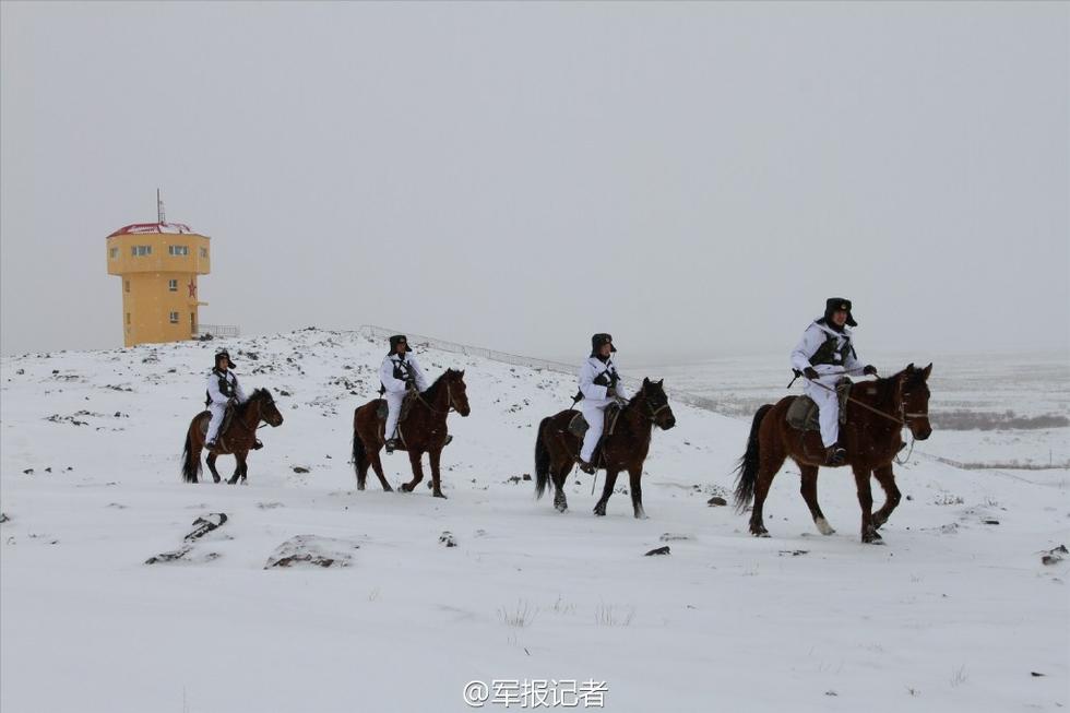 新疆塔城军分区边防连官兵冒着零下25度的严寒骑马踏雪巡逻在边境线上