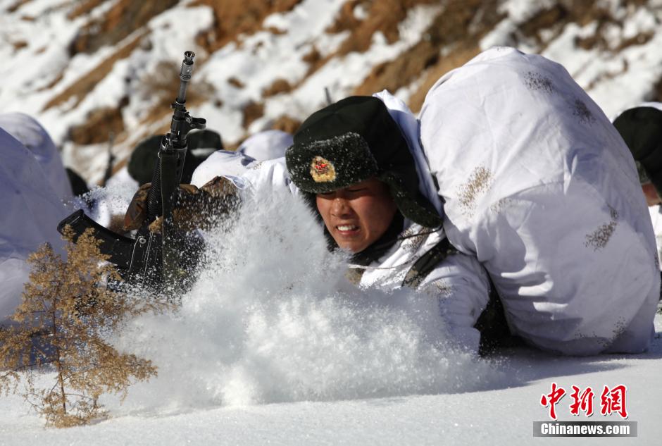 边防兵极寒天气雪地里练匍匐