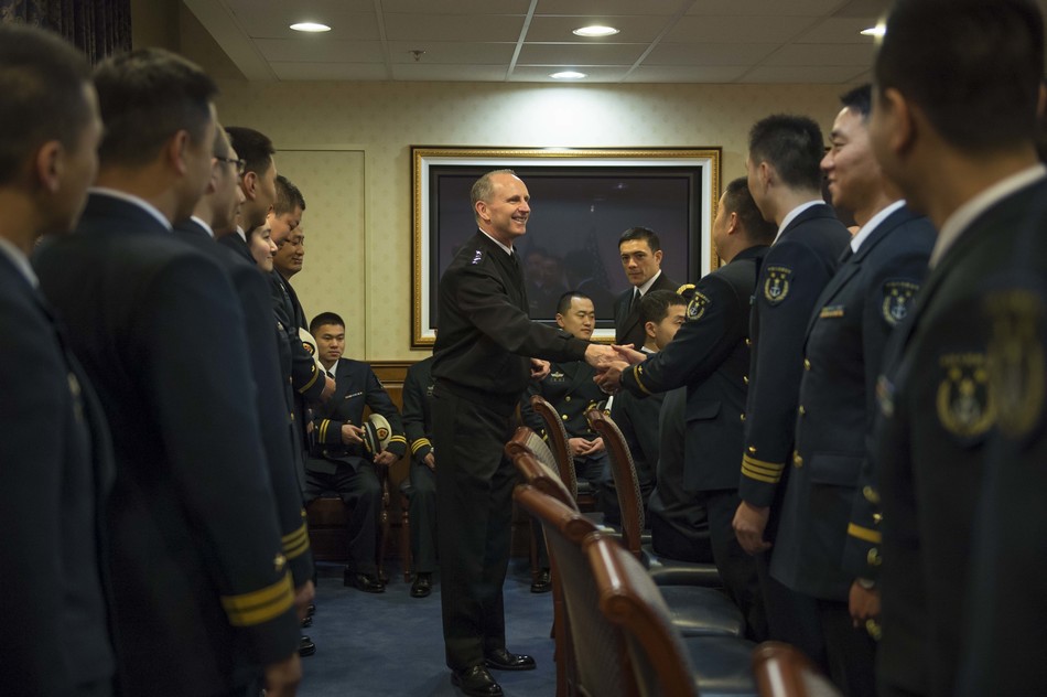 中国海军代表团到访美海军学校