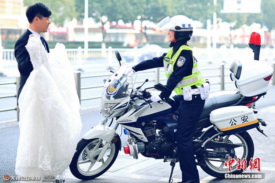 无锡警察帅气婚纱照走红网络